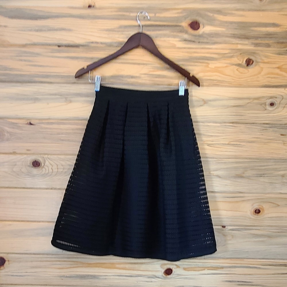 Forever 21 Ladies Black Skirt. Small